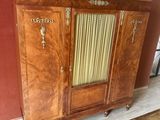 un meuble en bois sur lequel est posée une radio