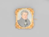 un portrait ancien représentant un homme en costume et cravate, dans un cadre doré