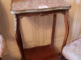 deux chaises et une table dans le coin d'une pièce