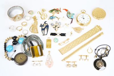 beaucoup de bijoux sur une surface blanche
