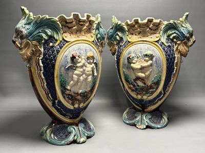 THOMAS SERGENT Paire de vases en faïence à décor de satyre e…