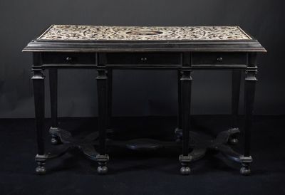 une table noire avec un plateau en marbre sur fond noir