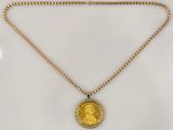 un collier composé d'une pièce d'or suspendue à une chaîne en or