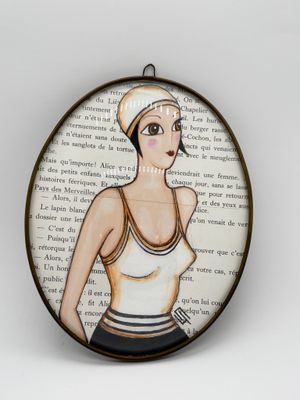 la photo d'une photo représentant une femme portant un chapeau
