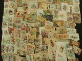 beaucoup de vieilles cartes postales sur la table