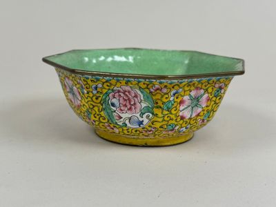 ASIE, XXe. Petite coupe vide-poche octogonale en laiton émai… - Photo 1