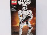 La boîte contenant la figurine Lego Star Wars du Stormtrooper est ouverte.