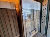 un grand nombre de cartons empilés dans une pièce