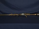 un fusil en laiton à long canon et à longue bouche
