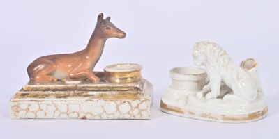 deux figurines d'animaux posées l'une sur l'autre