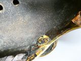 gros plan d'un objet métallique sur une surface blanche
