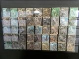 une photo d'une collection de timbres exposée dans une vitrine