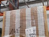 une palette remplie de cartons, dans un entrepôt