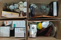 4 Cartons comprenant plats, électroménager, chandelier, tass…