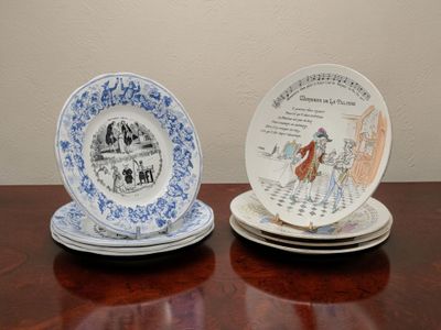 deux assiettes posées sur une table