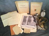 une pile de vieux livres et de vieux papiers posée sur un canapé