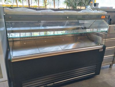 une vitrine contenant beaucoup de nourriture