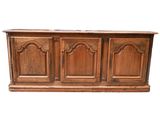 un vieux buffet en bois orné de sculptures et de motifs sculptés sur le dessus