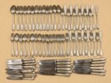de nombreuses fourchettes et cuillères disposées sur la table