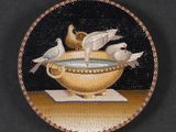 deux oiseaux perchés au-dessus d'un bol d'eau