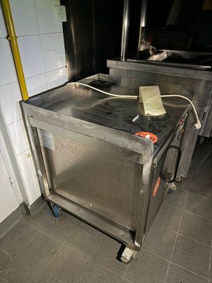 un grand évier en inox au milieu d'une cuisine