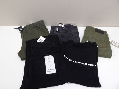 trois paires de pantalons noirs, verts et gris, encore étiquetés