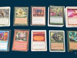 un lot de cartes posées sur une table