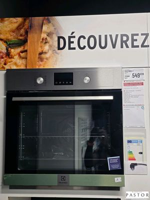 une photo d'un appareil électroménager exposé