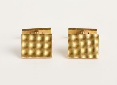 une paire de boutons de manchette dorés de forme carrée