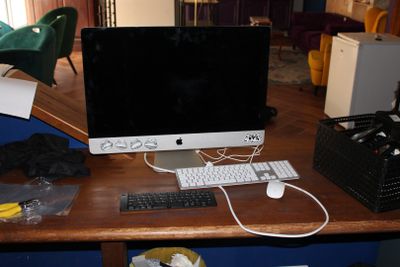 une image d'un bureau d'ordinateur avec un clavier et un écran