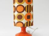 une lampe de table orange avec un abat-jour marron et orange