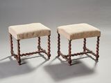 deux petits tabourets aux pieds tressés et à l'assise rembourrée beige
