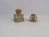 deux petits flacons de parfum posés sur une surface blanche