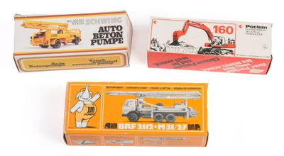 trois boîtes de jouets posées sur une table