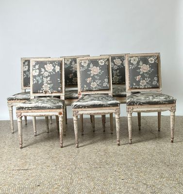 several chairs are lined up against a wall in a room