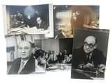 plusieurs vieilles photos en noir et blanc représentant des hommes assis à une table
