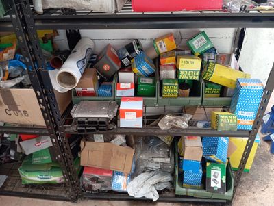 de nombreux cartons et boîtes sur les étagères du garage
