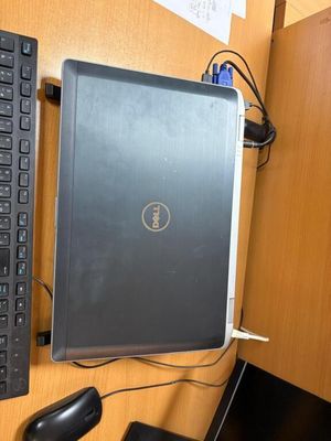un ordinateur portable Dell et une souris posés sur un bureau