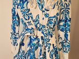 une robe blanche et bleue sur un mannequin, un mannequin, un mannequin, un mannequin, un mannequin, un mannequin, un mannequin, un mannequin, un mannequin, un mannequin, un mannequin, un mannequin, un mannequin, un mannequin, un mannequin, un mannequin, un mannequin, un mannequin, un mannequin, un mannequin, un mannequin, un mannequin, un mannequin, un mannequin, un mannequin, un mannequin, un mannequin, un mannequin, un mannequin, un mannequin, un mannequin, un mannequin, un mannequin, un