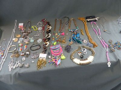 beaucoup de colliers et de bracelets posés sur une table