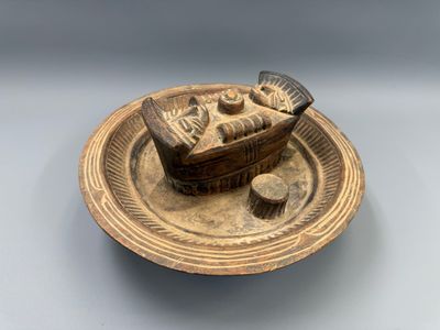 une image représentant une assiette sur laquelle figurent un bateau et un ventilateur