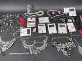 beaucoup de bijoux posés sur une table, à côté d'un téléphone portable