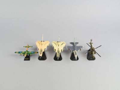 un ensemble de cinq figurines miniatures de types et de tailles variés