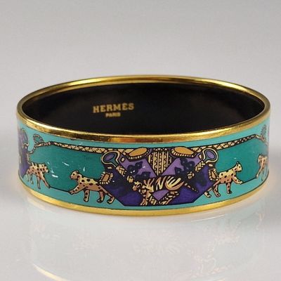 bracelet en turquoise et or orné d'un motif représentant des chevaux et des lions
