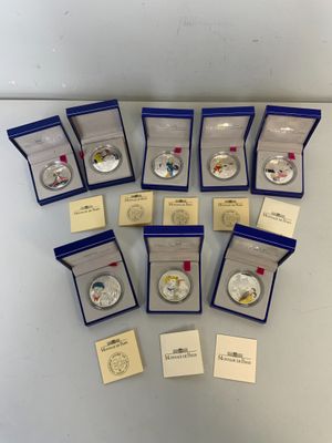un lot de pièces d'argent est exposé dans une vitrine