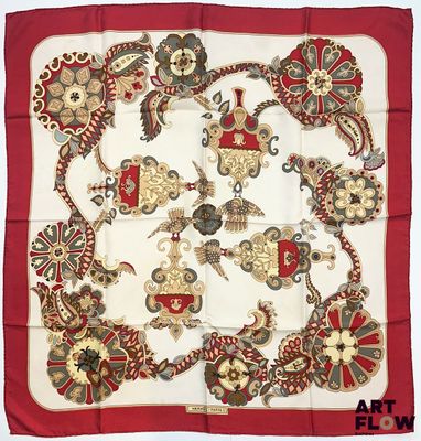 une photo d'une écharpe carrée rouge et blanche ornée d'un motif d'oiseaux et de fleurs