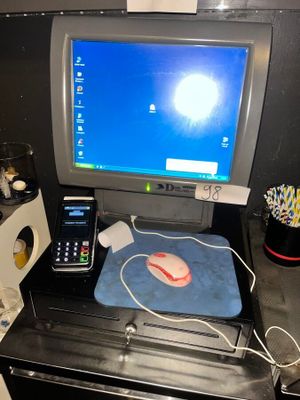 un écran d'ordinateur et un téléphone portable posés sur un bureau