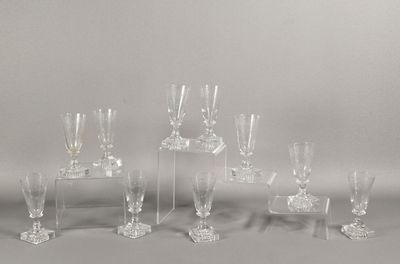 un grand nombre de verres à vin posés sur une table
