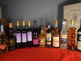 Des bouteilles de vin sont alignées sur une nappe rouge