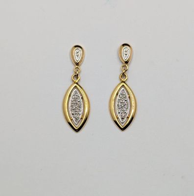 une paire de boucles d'oreilles en or et diamants